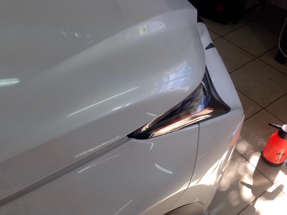 обклеювання білого Lexus NX300H плівкою SunTek