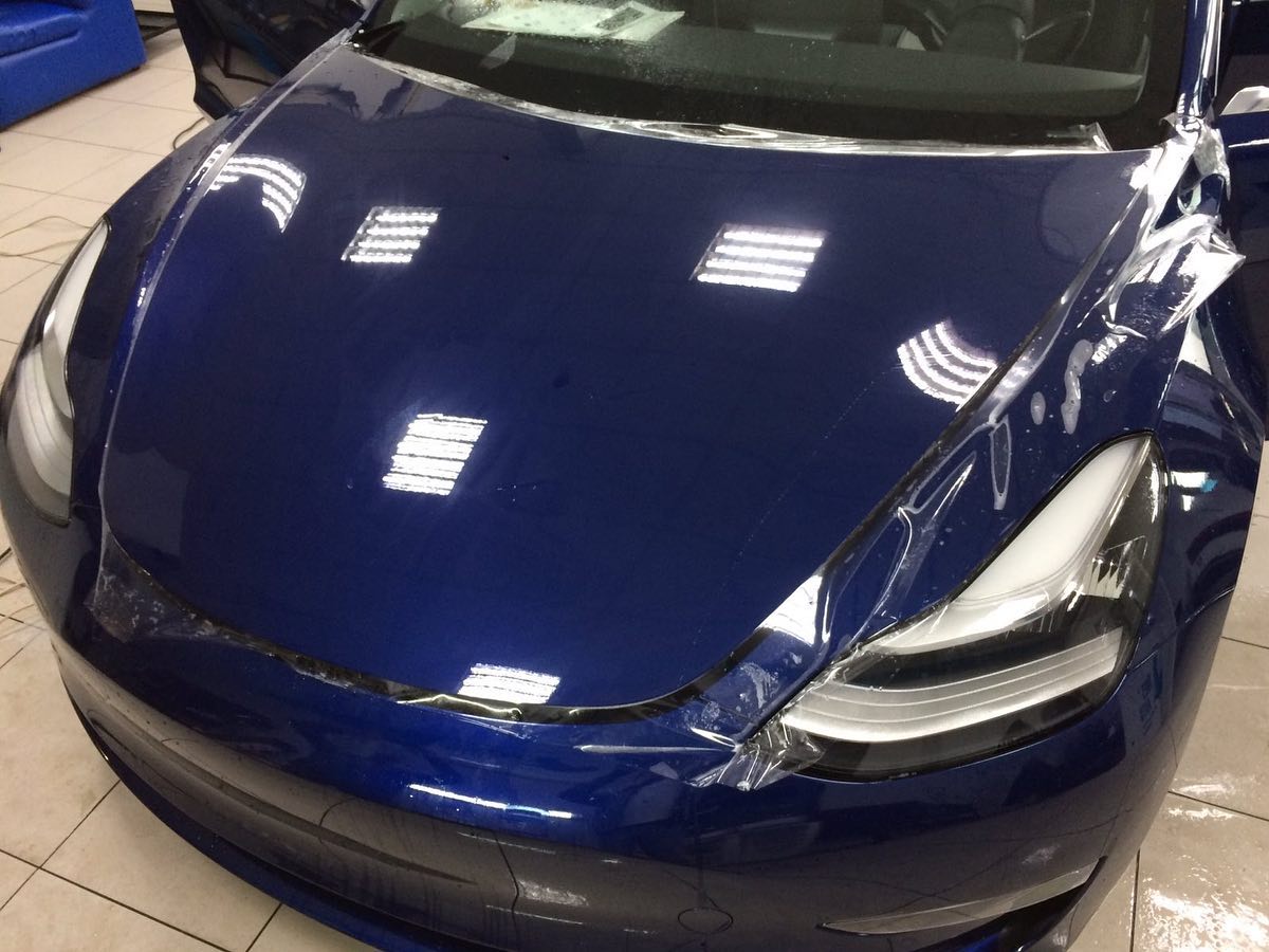 Нанесение полиуретановой пленки Tesla Model 3 (Тесла Модел 3) | капот еще одно фото