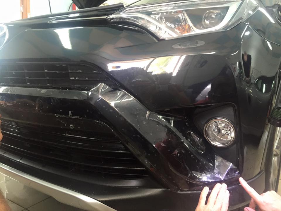 обклеювання бампера чорної Toyota Rav4