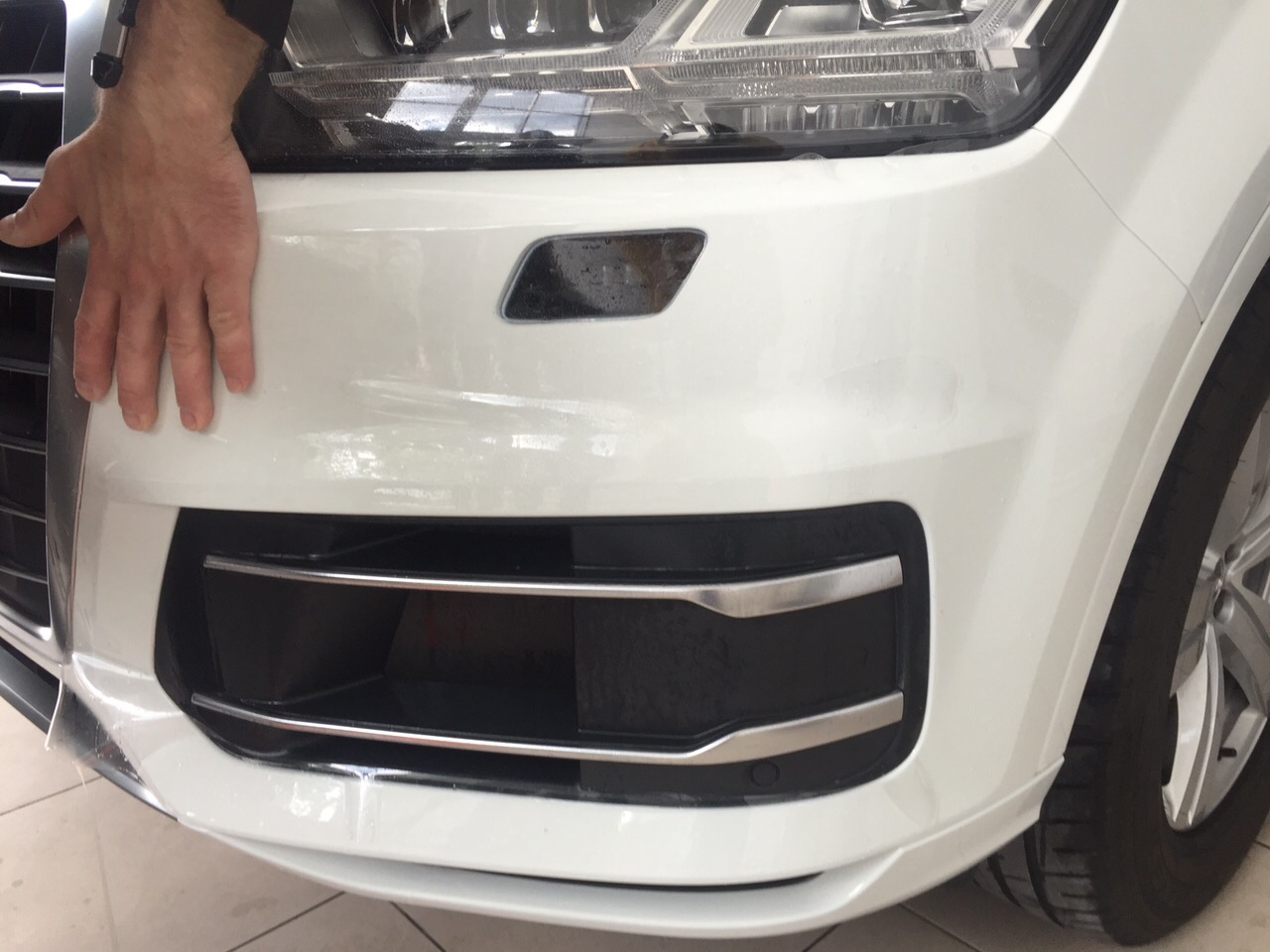 оклейка белого Audi Q7 бампер