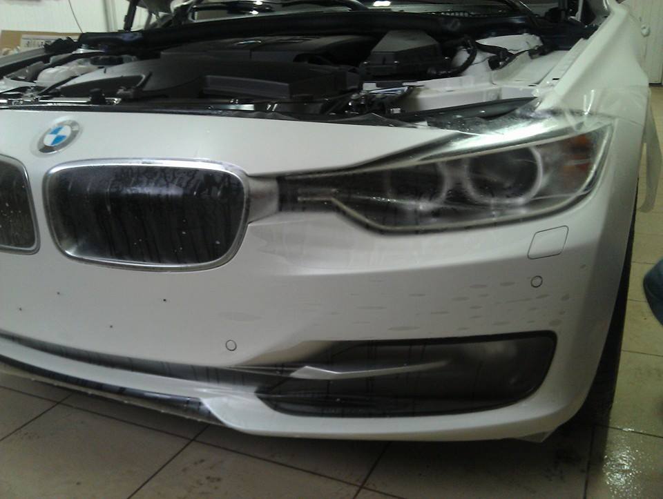 установка матовою плівки на білий BMW3