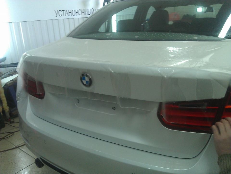 обклеювання багажника плівкою 3М білий BMW3