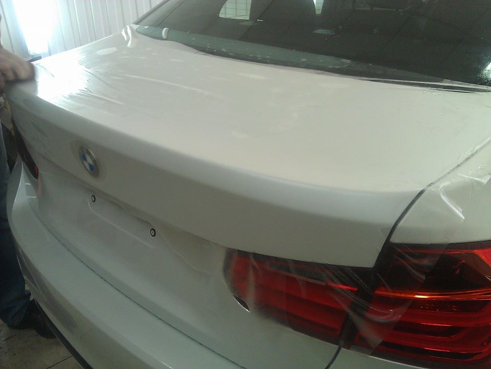 нанесение полиуретана на белый BMW3