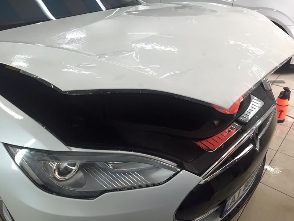 обклеювання капота Tesla Model S