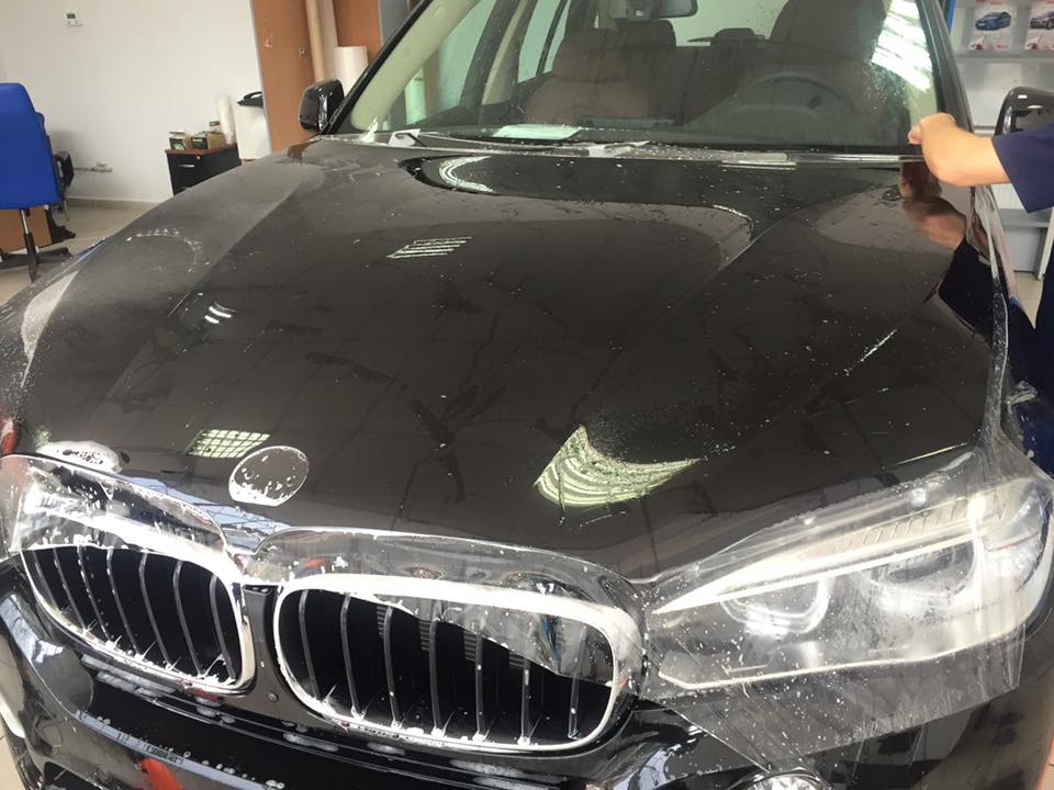 обклеювання чорного BMW X5 захисною плівкою