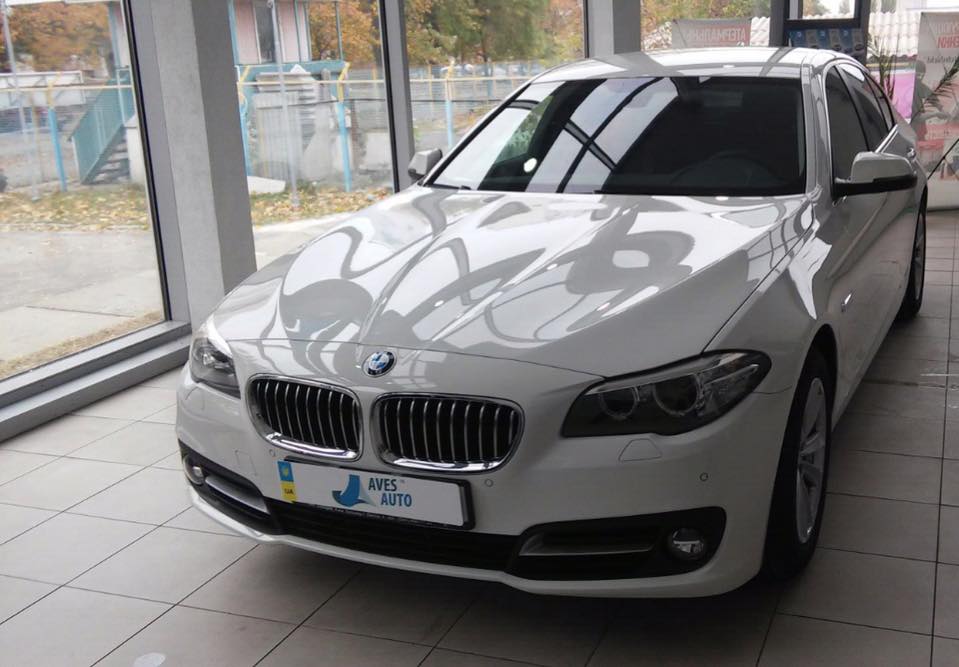 обклеювання капота білого BMW 5 серії
