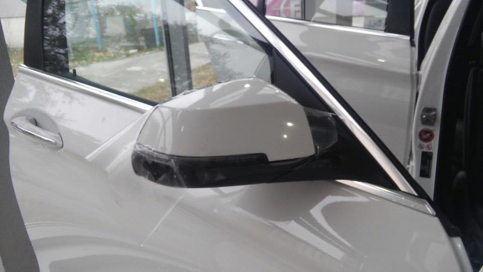 оклейка зеркал  белого BMW 5 серии