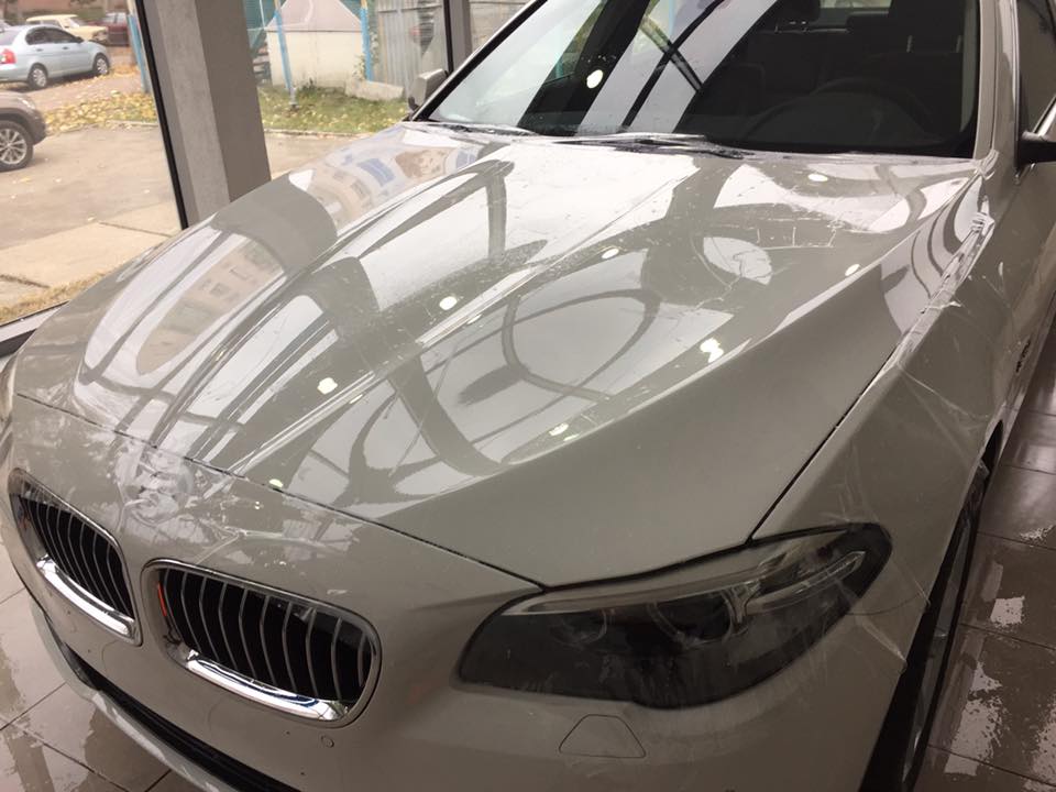 поклейка захисної плівки на капот BMW 5 series