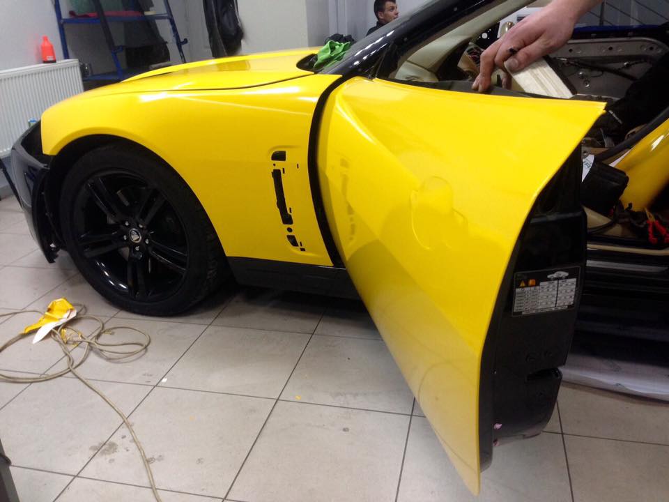 жовтий автовініл на Jaguar XK