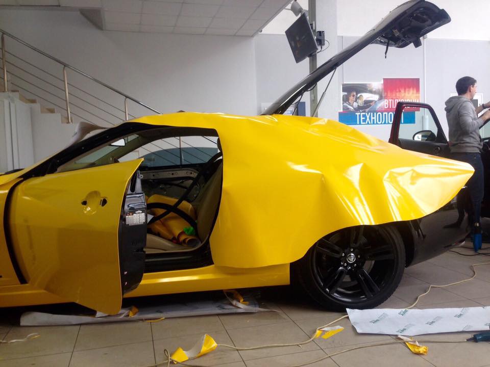 повне обклеювання Jaguar XK в жовтий глянець
