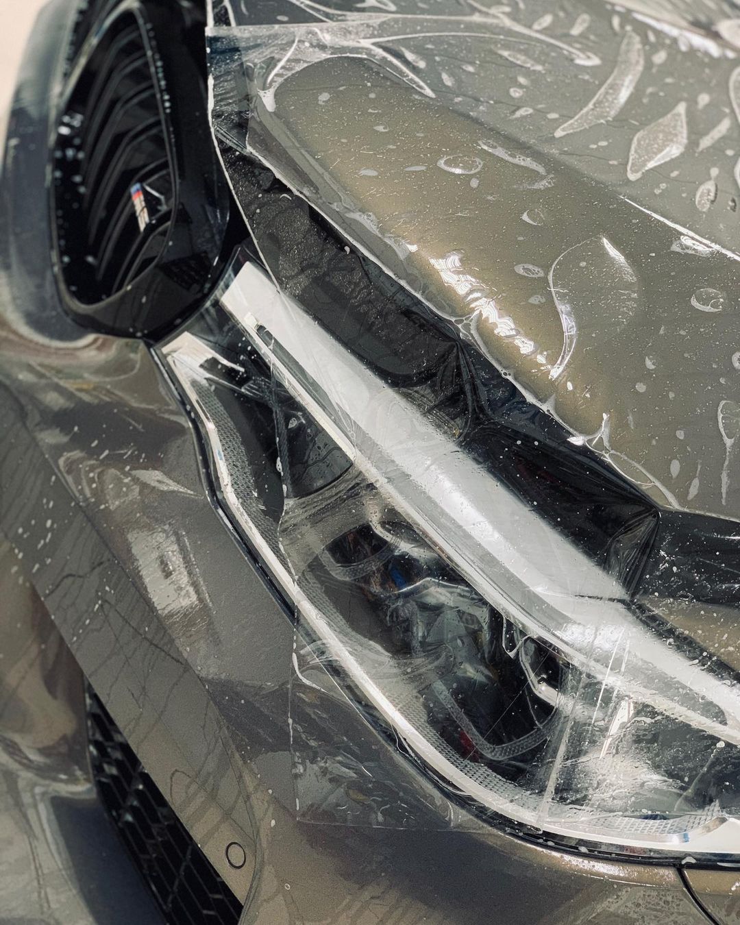 BMW M5F90: Полная защита ЛКП кузова | Вид спереди в работе