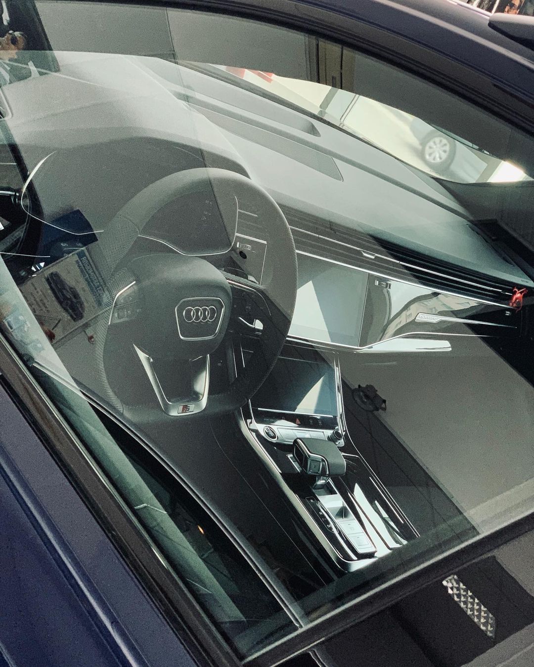 Нанесення поліуретанової плівки Audi Q8 | Тонування бічних передніх