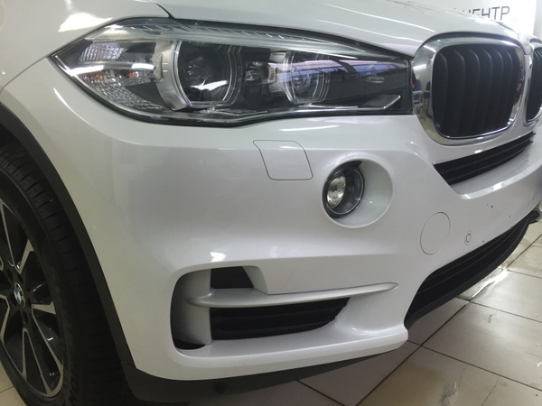 обклеювання бампера білого BMW X5