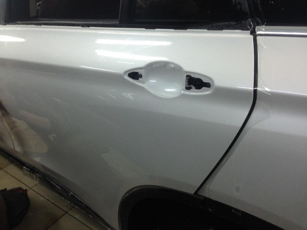 обклеювання дверей на білому BMW X5