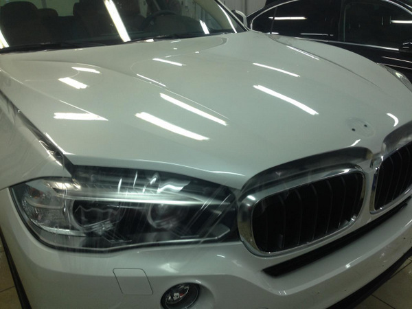 обклеювання капота на білому BMW X5