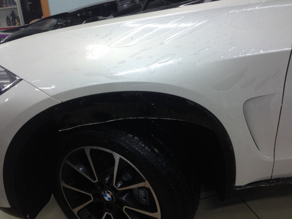 обклеювання крил на білому BMW X5