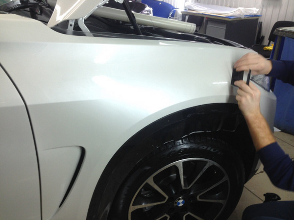 процес бронювання білого BMW X5