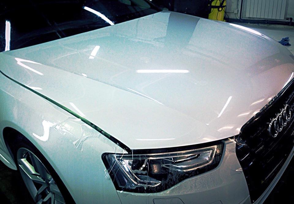 обклеювання капота білого Audi A5