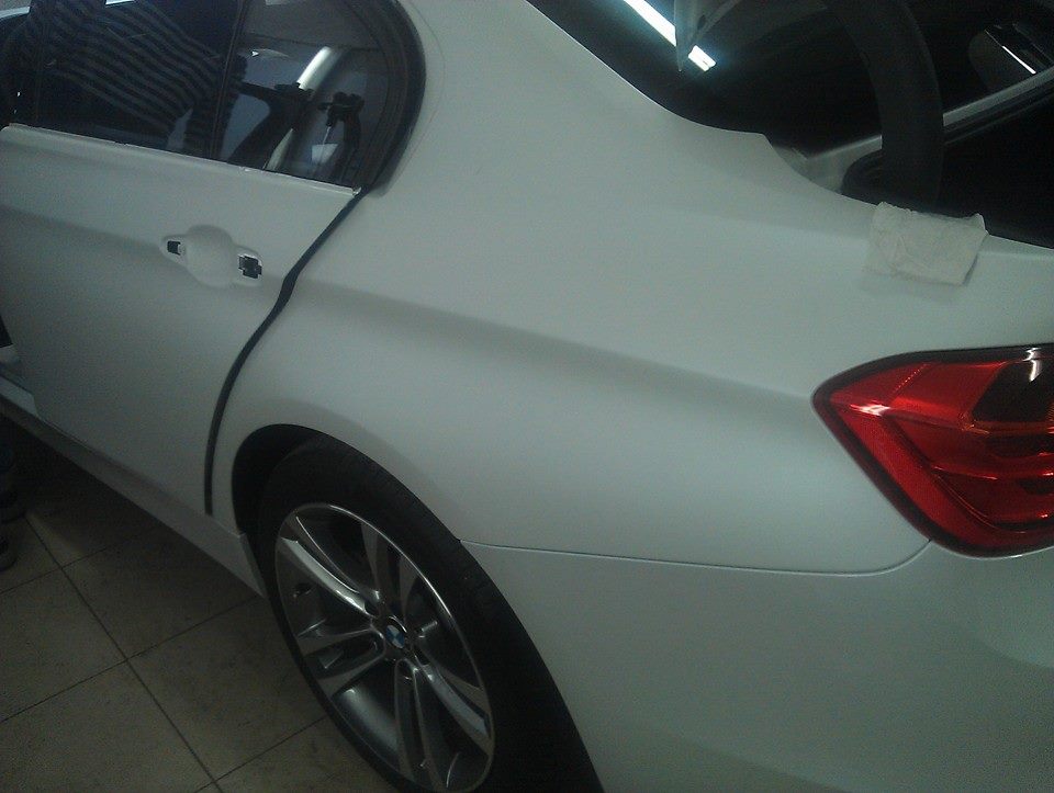 белый BMW3 оклейка матовой пленкой